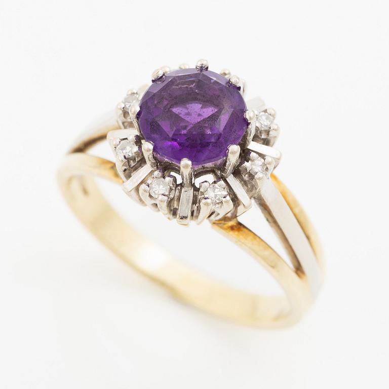 Ring in 14K gold with amethyst and small eight-cut diamonds.