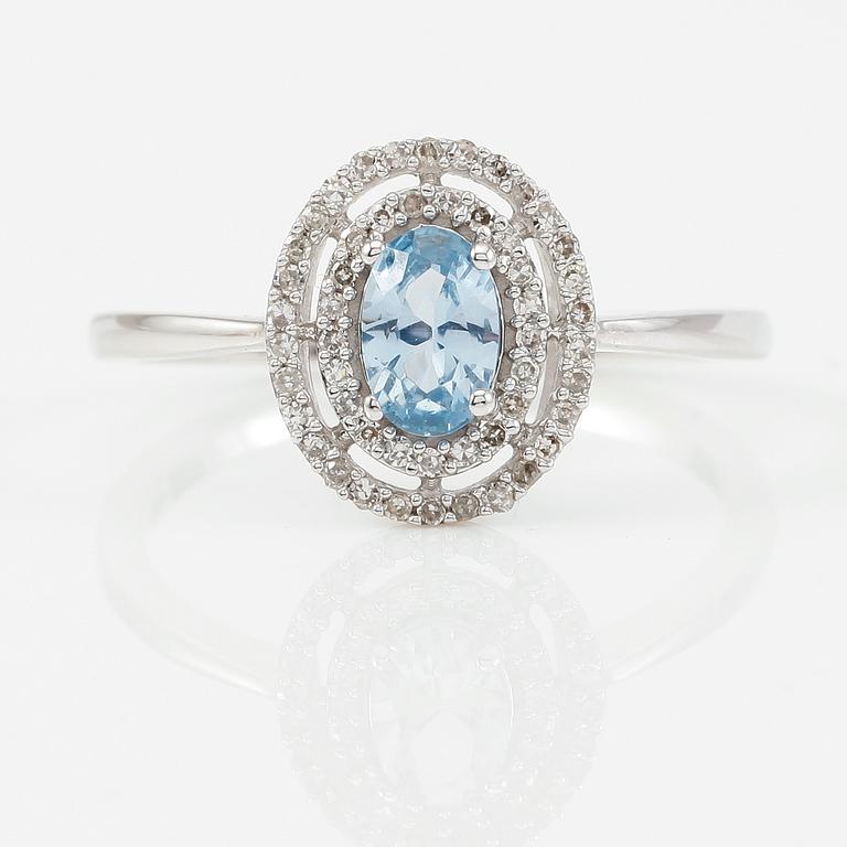 RING, 14K vitguld, diamanter tot ca 0.17 ct. och akvamariner ca 0.50 ct.