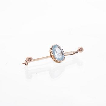 BROSCH, 14K guld, blått glas. Troligtvis England. Vikt ca 3,7 g.