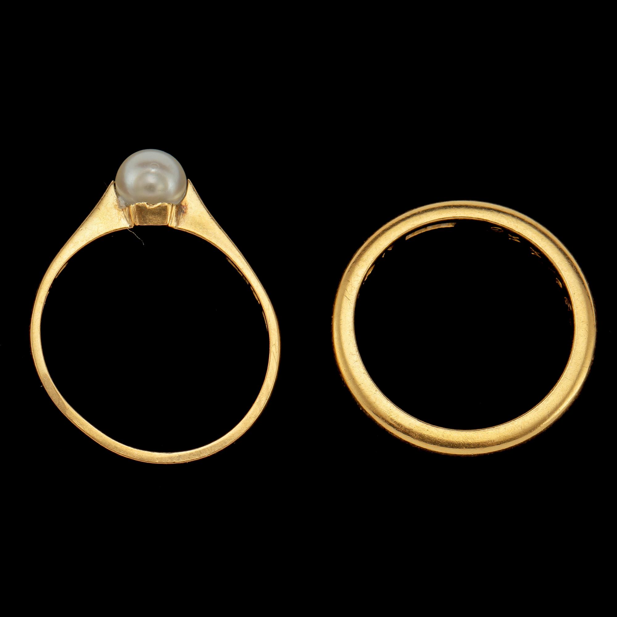 RINGAR, 2 st, guld varav en med odlad pärla, Göteborg, 1900-talets mitt. Tot vikt 7 g.
