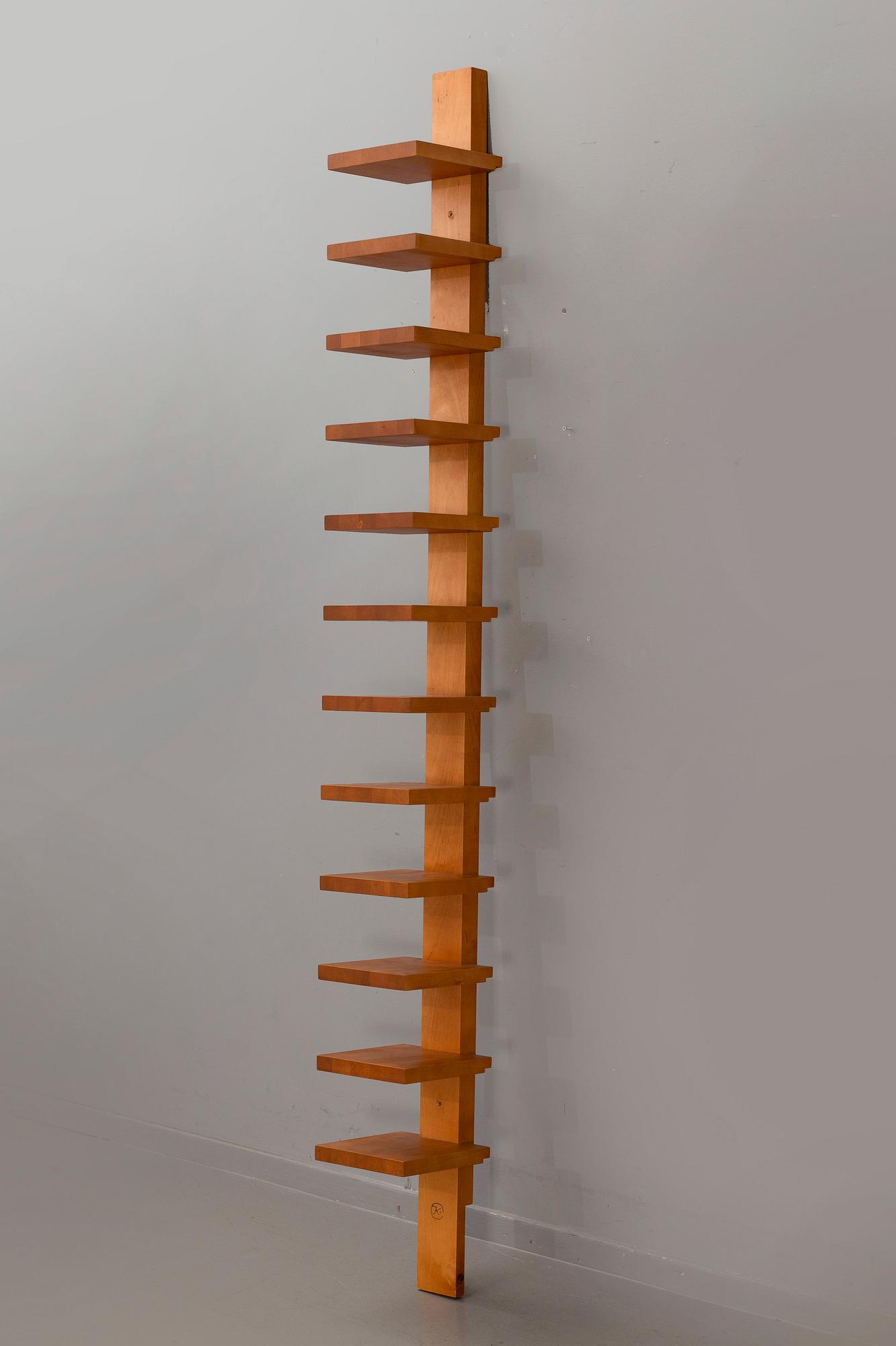 JOHN KANDELL, hylla, "Pilaster", Källemo, formgiven 1989.