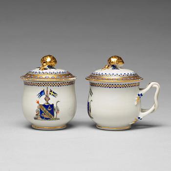 A pair of armorial custard cups with covers, Qing dynasty, Jiaqing (1796-1820).