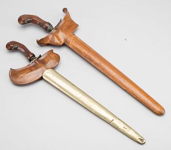 TWO INDONESIAN / SOUTHEASTASIAN DAGGERS, KRISES / KERISES.