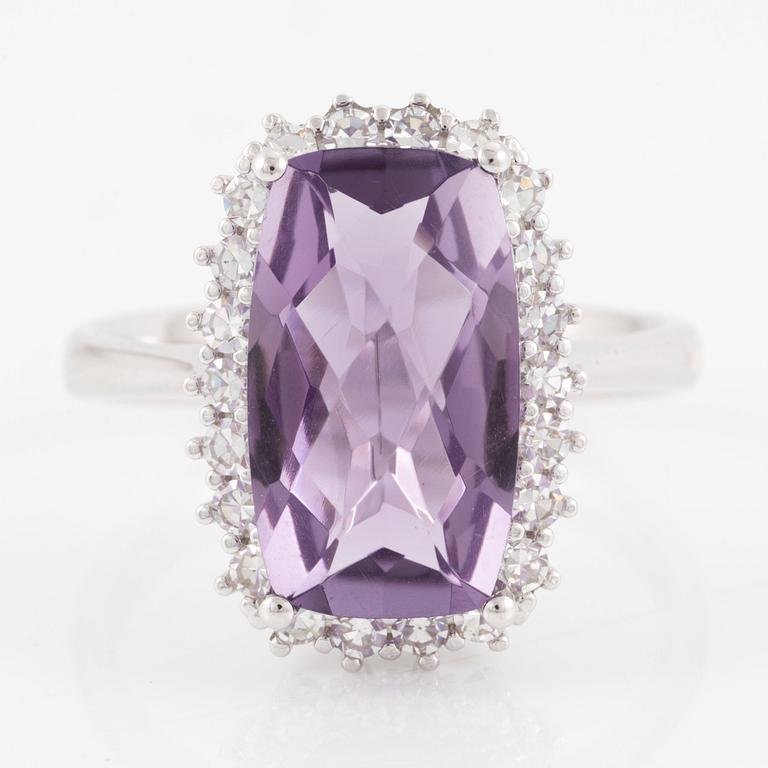 Ring, cocktail ring, 18K white gold with checkerboard-cut amethyst and octagon-cut diamonds.