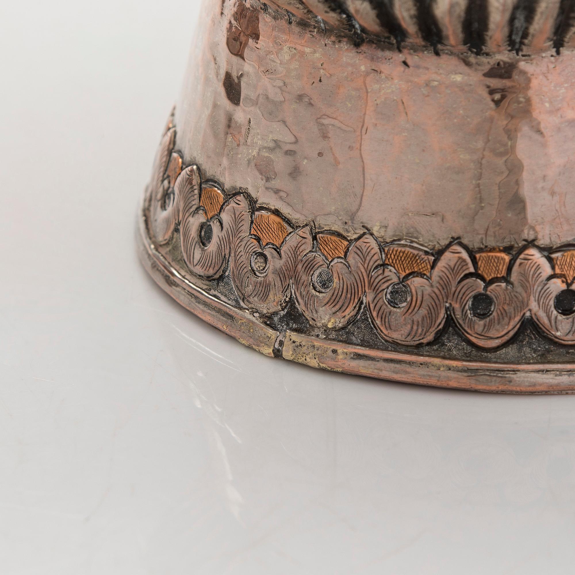 Voiamppupari, Tiibet, kupari, hopeoitu koristelu. 1800-luku.