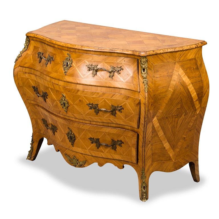 A SWEDISH CHEST OF DRAWERS, 18th Century.