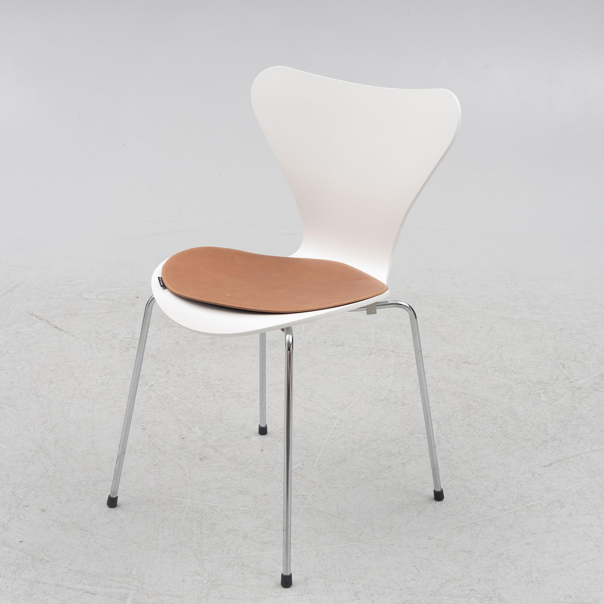 Arne Jacobsen, six chairs, "The Seven", Fritz Hansen, 2018.