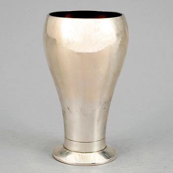 BÄGARE, silver, C G Hallberg, Stockholm, 1916. Vikt ca 466 gram.