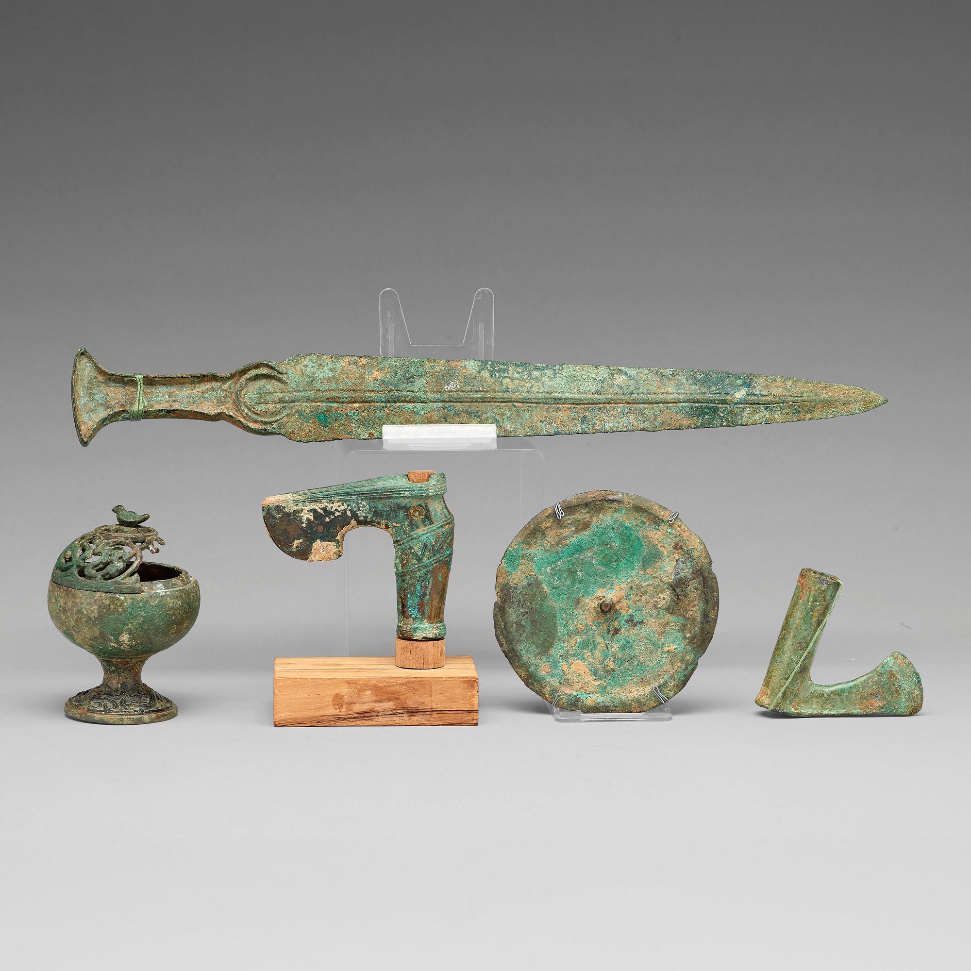 PARTI, bronsföremål, fem delar. Bl.a. Handynastin (206 f. Kr - 220 e. Kr.).