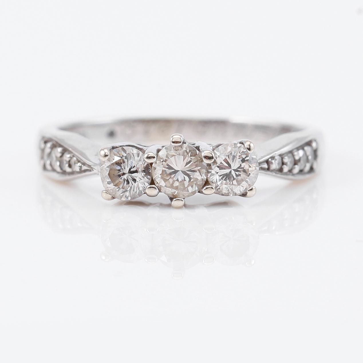RING, 14K vitguld och diamanter.