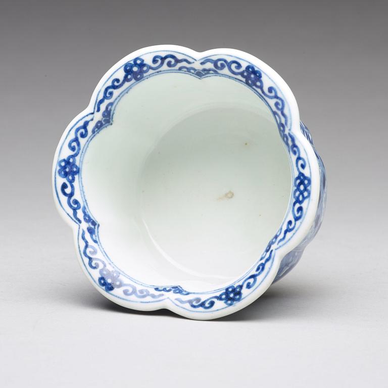 A blue and white porcelain pot / censer, Qing dynasty, circa 1700.