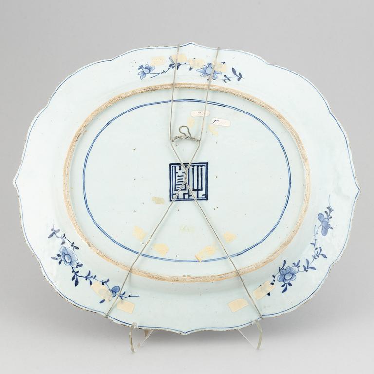 A Chinese porcelain serving dish, Qianlong (1736-95).