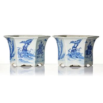 A pair of blue and white jardinieres, Qing dynasty, 19th century.