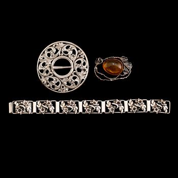 BROSCHER, 2 st samt ARMBAND, silver, 1900-talets andra hälft. Total vikt ca 70 gram.
