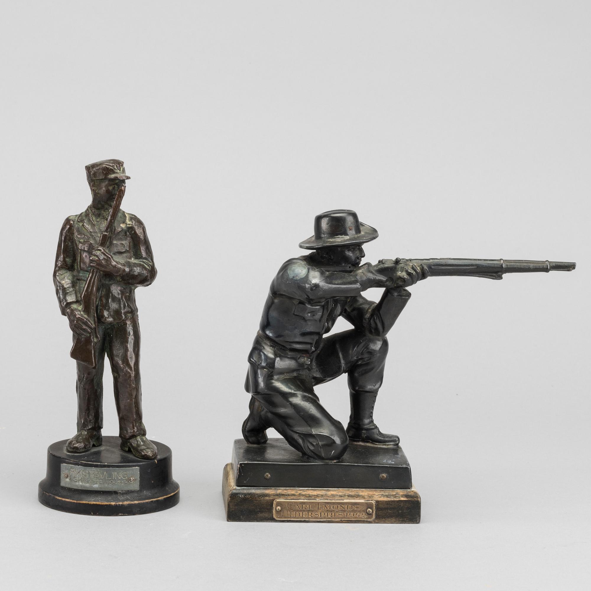 SKULPTURER 2 st 1900-talets mitt patinerad brons.