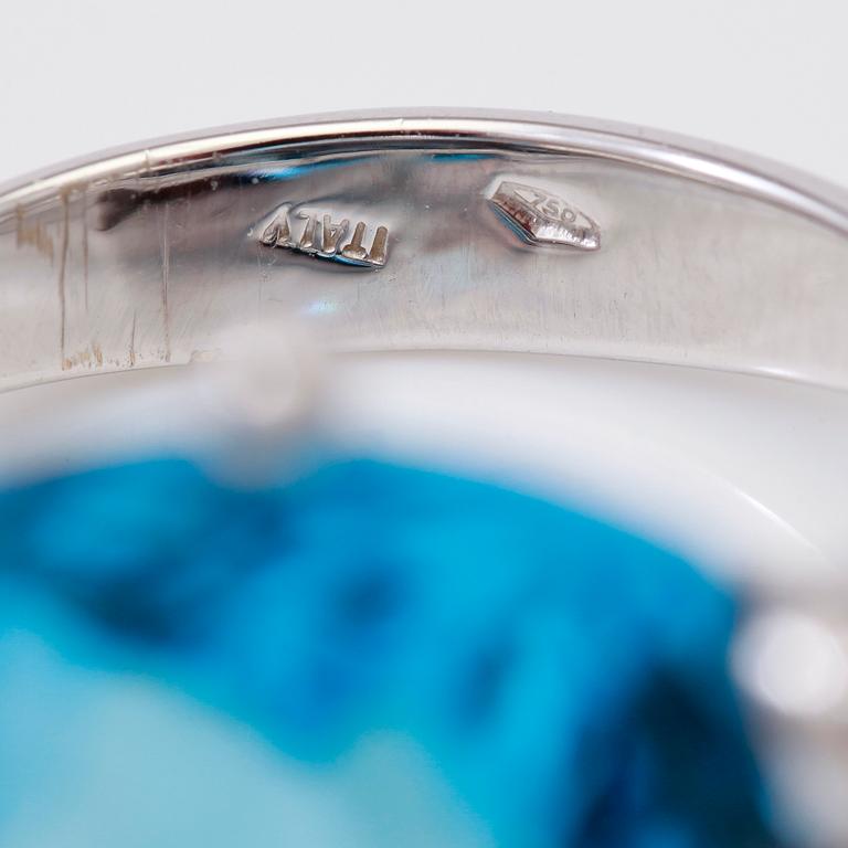 RING, blå topas samt diamanter.