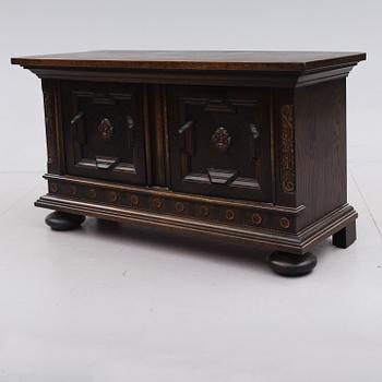 SERVERINGSSKÅP, barockstil, 1900-talets första hälft.