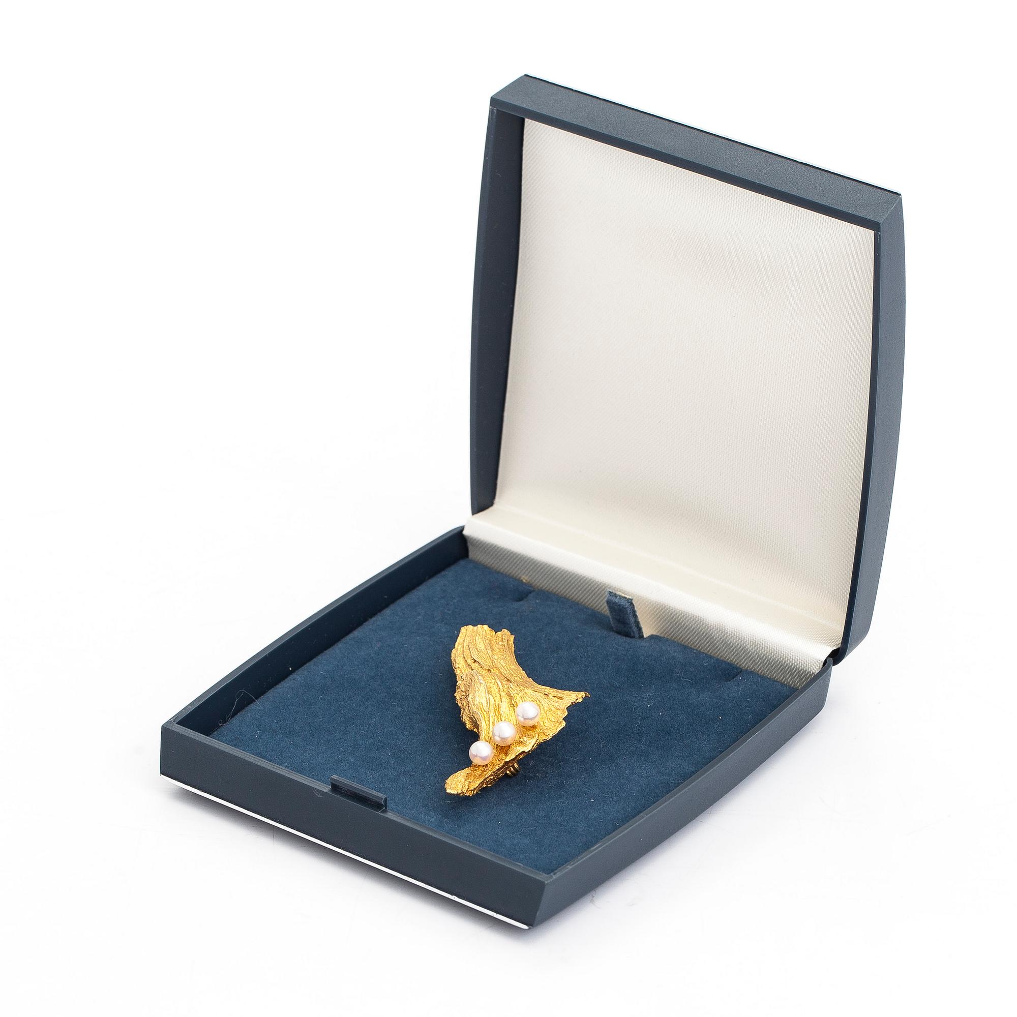 Helky Juvonen, a 14K gold brooch with cultured pearls, Westerback 1972.