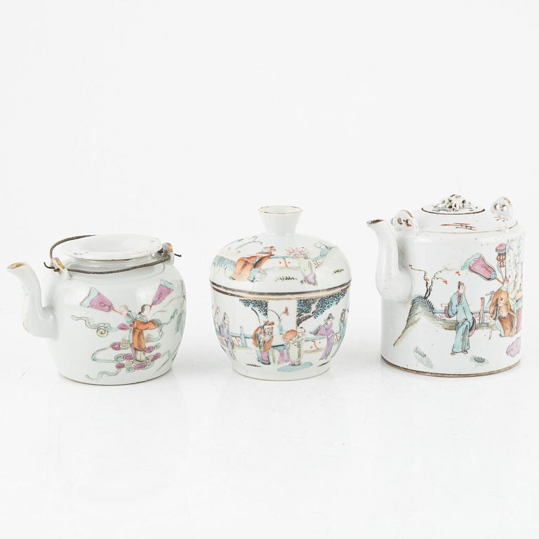 Tekannor, två stycken, burk med lock, porslin, Kina, 1800-tal.