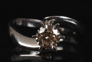 RING, 14 K vitguld med briljantslipad diamant, ca 0,90 ct.