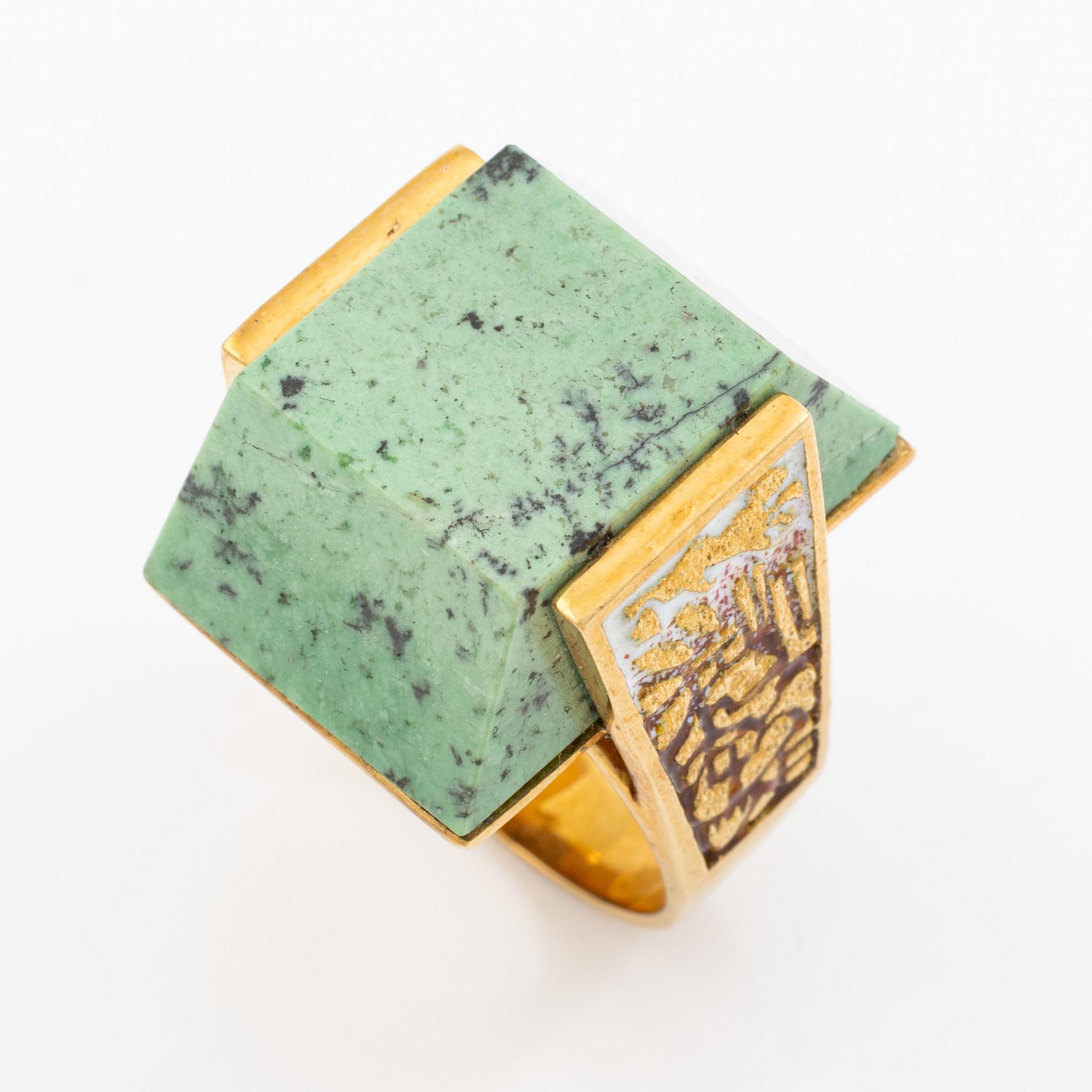 Ring 18K gold green stone possibly grossular garnet.
