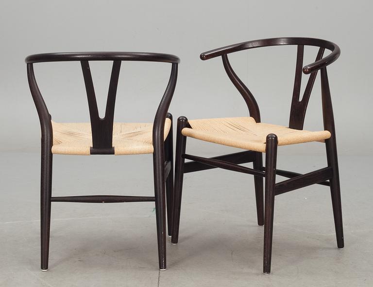 KARMSTOLAR, 2 st, "Y-stolen". Hans J Wegner för Carl Hansen & son, Odense, 2000-talets början.