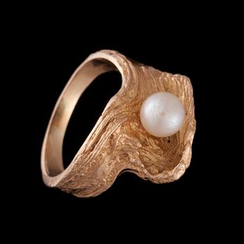 RING, 14K guld, pärla. Design Helky Juvonen. N. Westerback, Helsingfors 1972. Vikt ca 7,7 g.
