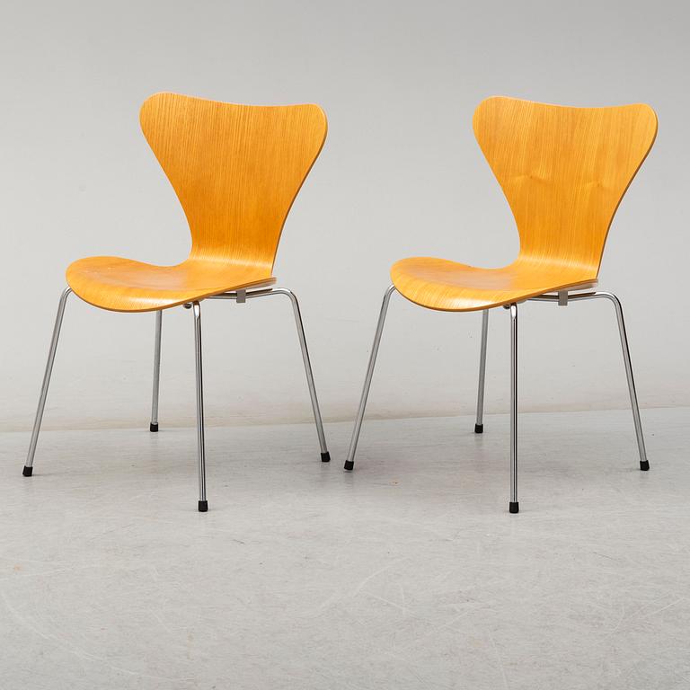 ARNE JACOBSEN, A pair of 'Sjuan' chairs by Arne Jacobsen for Fritz Hansen, Denmark, 2000.