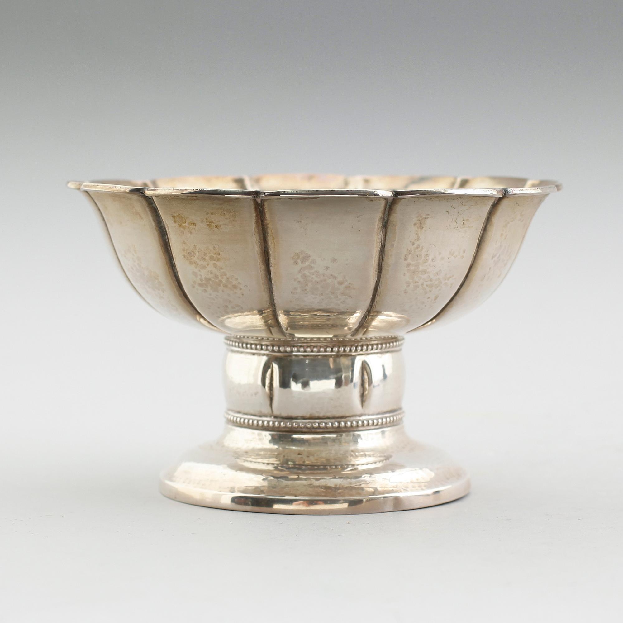 SKÅL PÅ FOT, silver, Stockholm 1918. Vikt ca 312 gram.