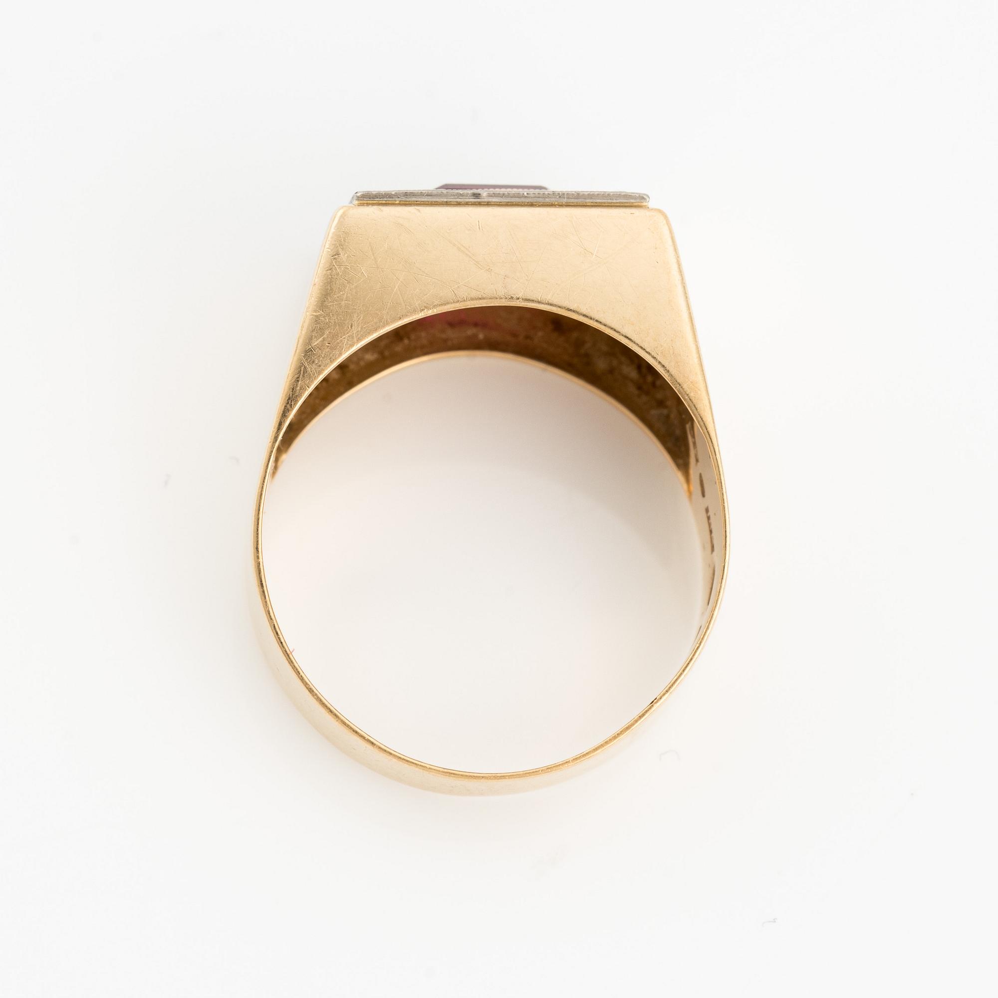 Ring, 18K guld med syntetisk rubin samt åttkantslipade diamanter.