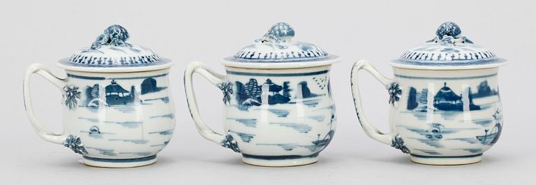 CREMEKOPPAR, 3 st, porslin, Kina, 1800-talets första hälft.