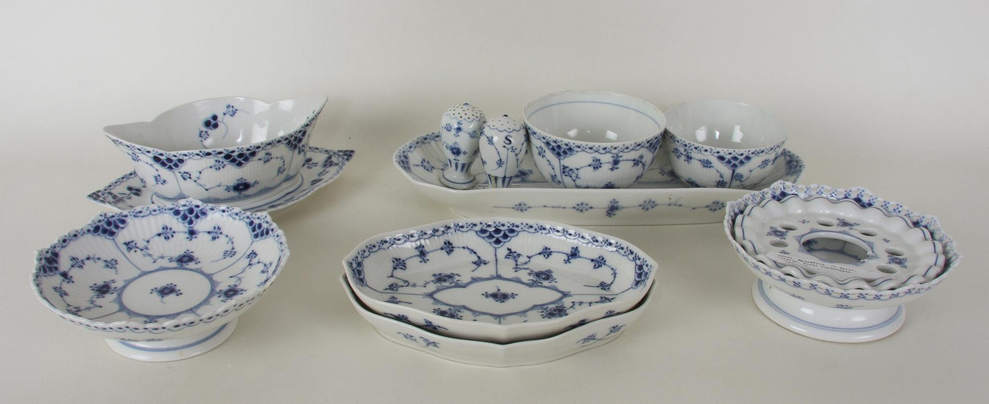 MATSERVIS, 73 delar, porslin, Royal Copenhagen, Musselmalet.
