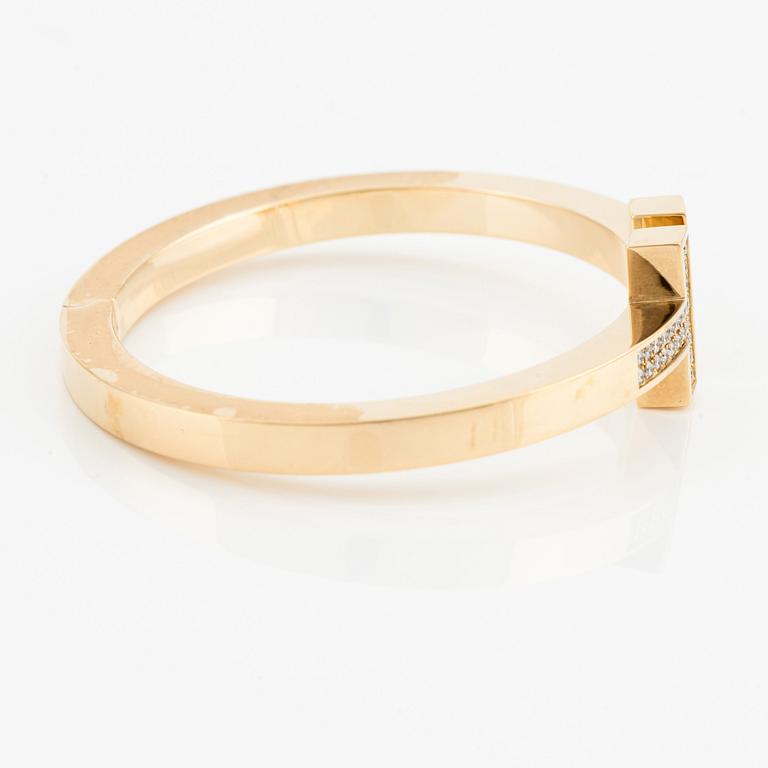 An 18K gold Tiffany & Co bracelet "Tiffany T"  with round brilliant-cut diamonds.