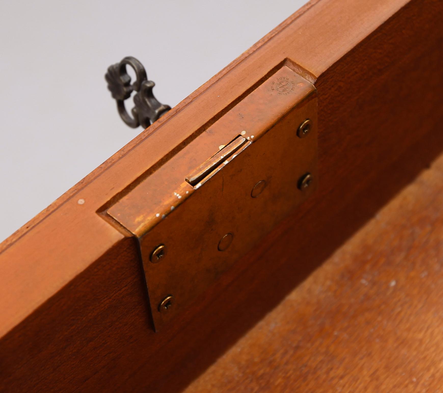 SKRIVBORD, England, 1900-talets andra hälft.