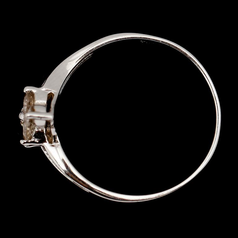 RING, 14 k vitguld, med briljanter tot  0.65 ct.