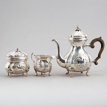 KAFFESERVIS, 3 delar, sterlingsilver, rokokostil, svenska importstämplar. Total vikt ca 1067 gram.