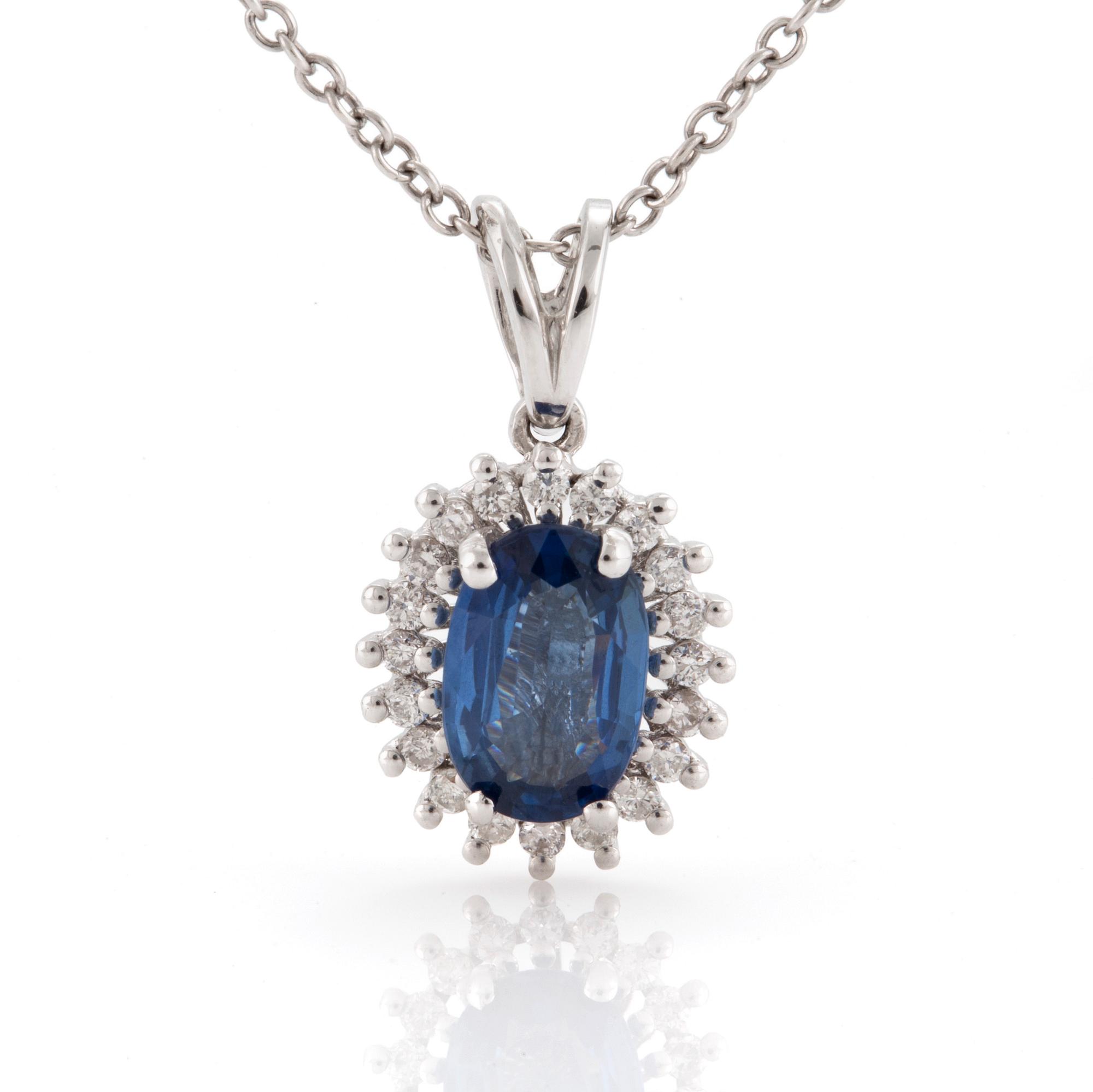 KEDJA samt HÄNGE med fasettslipad safir omgivs av diamanter, 18K vitguld.