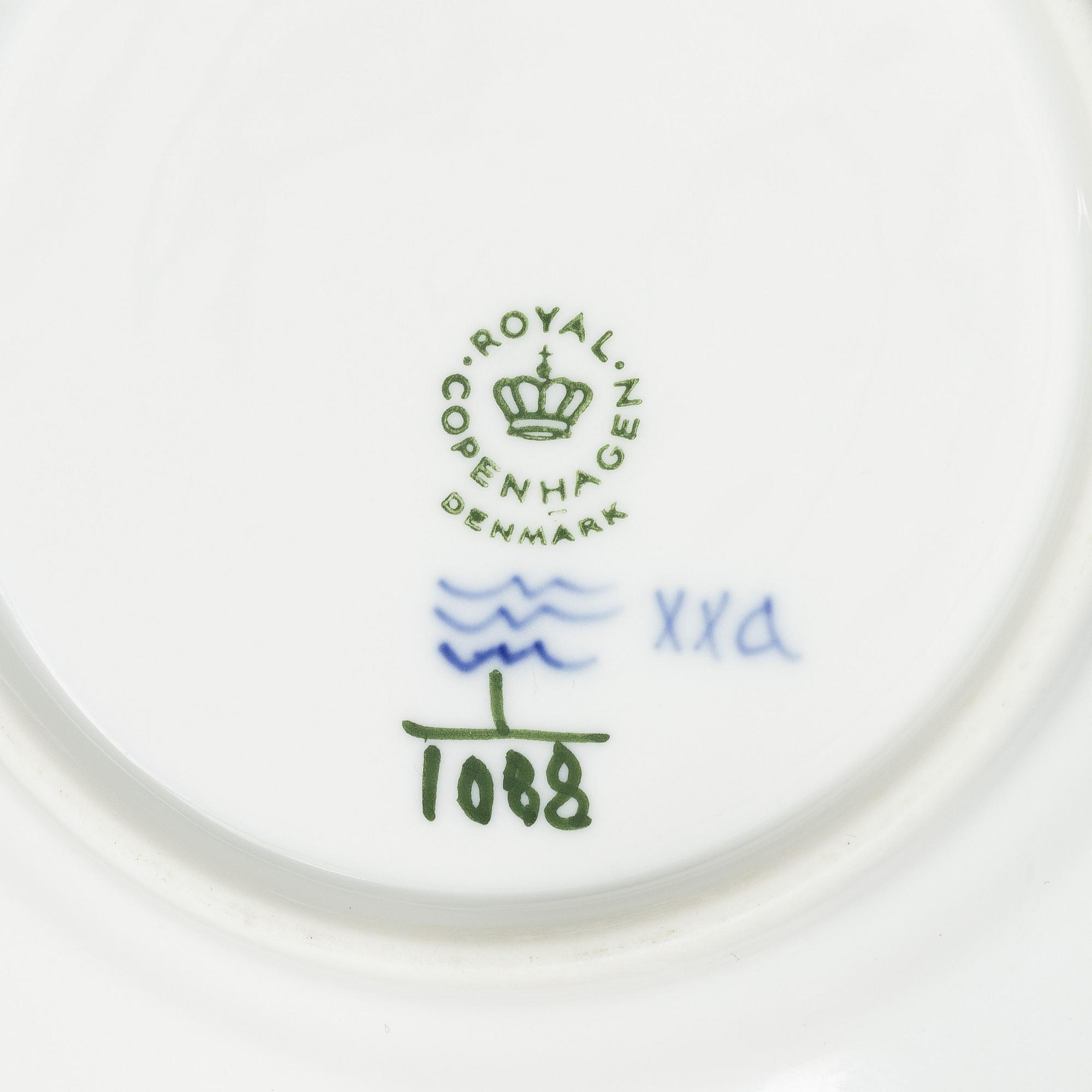 Royal Copenhagen, Servisdelar, 15 delar, porslin, "Musselmalet" halvblond respektive helblond, 1900-tal.