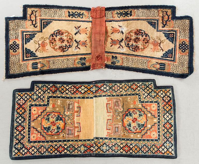 SADELTÄCKEN 2 st Kina semiantik/antik ca 120 x 56 cm och 143 x 60 cm.