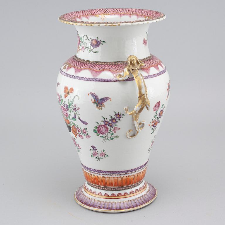 A porcelain vase from China, Qianlong (1736-1795).