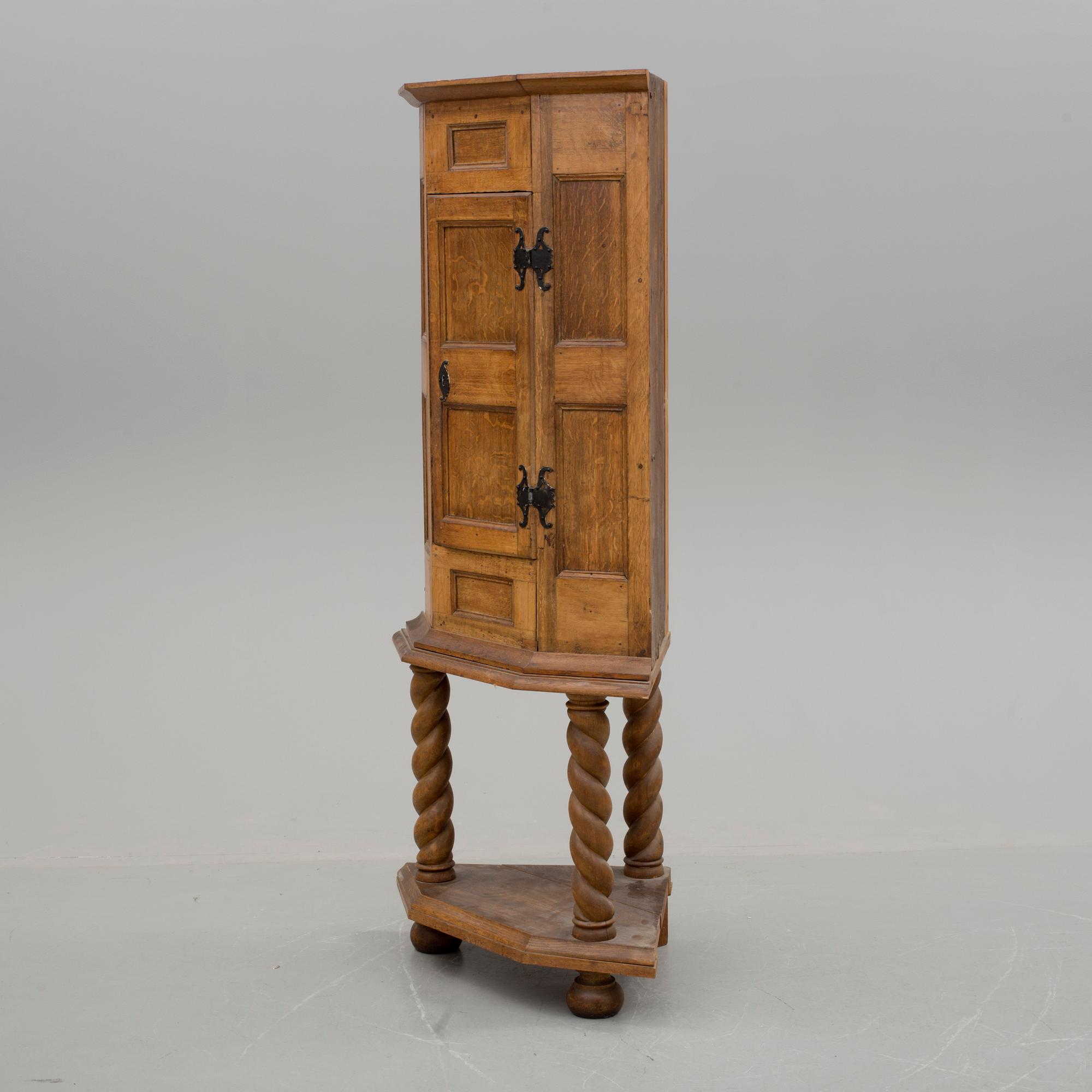 HÖRNSKÅP, sent 1700-tal.