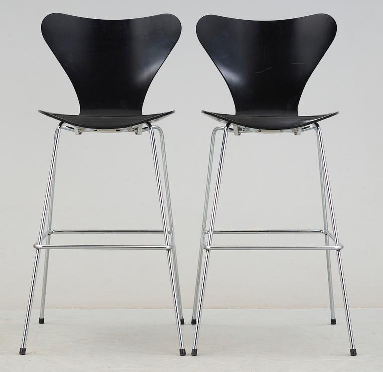 BARSTOLAR, ett par. "Sjuan", Arne Jacobsen för Fritz Hansen.