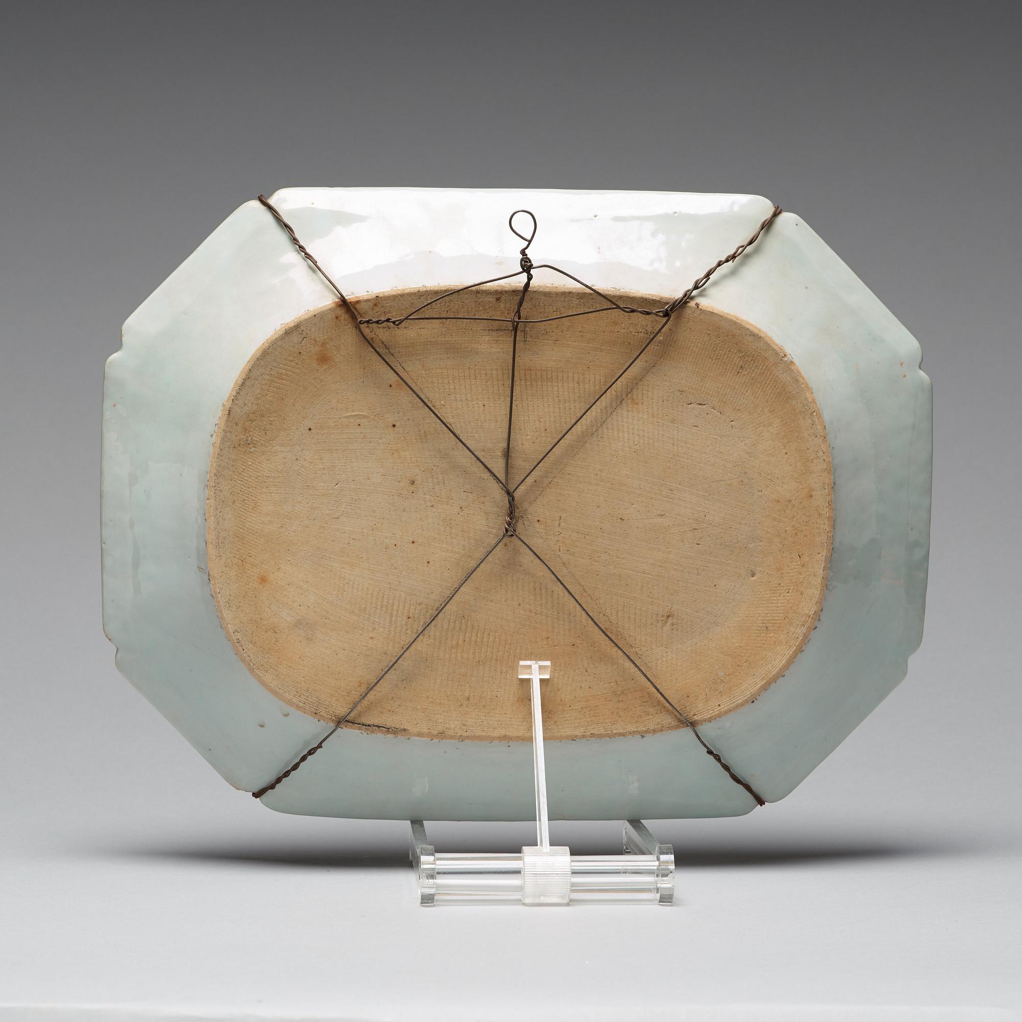 STEKFAT samt djupa TALLRIKAR, tre stycken, mandarinporslin. Qingdynastin, Qianlong (1736-95).