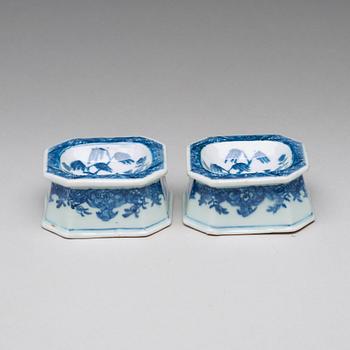 SALTKAR, ett par, kompaniporslin. Qingdynastin, Qianlong (1736-95).