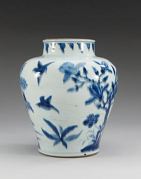 A blue and white Transitional jar, 17th Century.