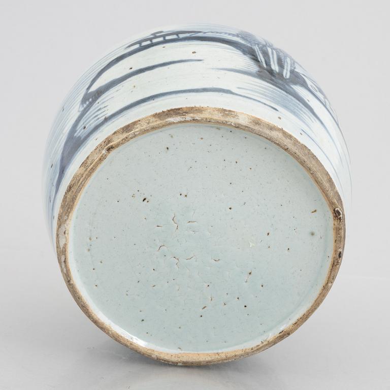 A porcelain ginger jar with cover, China, 19th century.