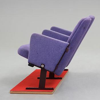 HANS J WEGNER, ett par biografstolar, "GE30", Getama, Danmark, 1970-tal.