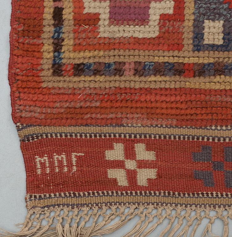 MATTA. "Rektangeln". Flossa. 284 x 148 cm varav drygt 11 cm på varje sida är blommönstrad flerfärgad slätväv. Signerad MMF.