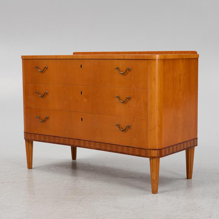An elm veneered chest of drawers.