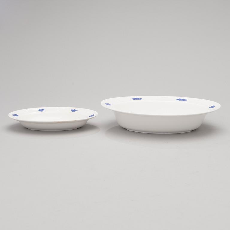 A 43-piece porcelain dinnerware set, "Blå blom", Gustavsberg.